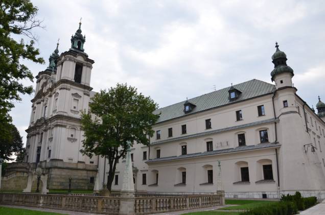 A igreja Skalka, de fachada barroca, foi construída para comemorar Santo Estanislau, patrono da Polônia. Em sua cripta são guardados os restos de eminentes cidadãos poloneses, numa espécie de panteão nacional A igreja Skalka, de fachada barroca, foi construída para comemorar Santo Estanislau, patrono da Polônia. Em sua cripta são guardados os restos de eminentes cidadãos poloneses, numa espécie de panteão nacional