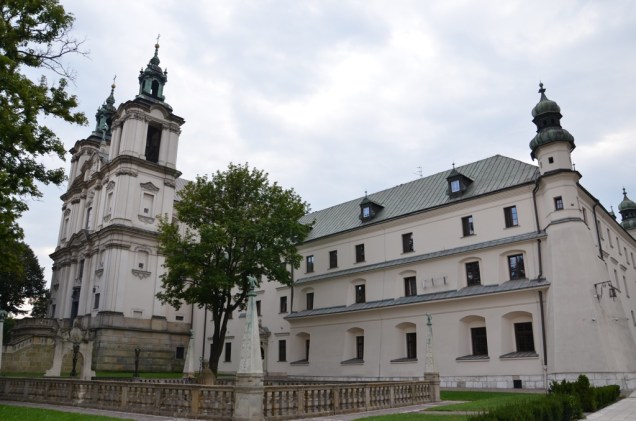 A igreja Skalka, de fachada barroca, foi construída para comemorar Santo Estanislau, patrono da Polônia. Em sua cripta são guardados os restos de eminentes cidadãos poloneses, numa espécie de panteão nacional
