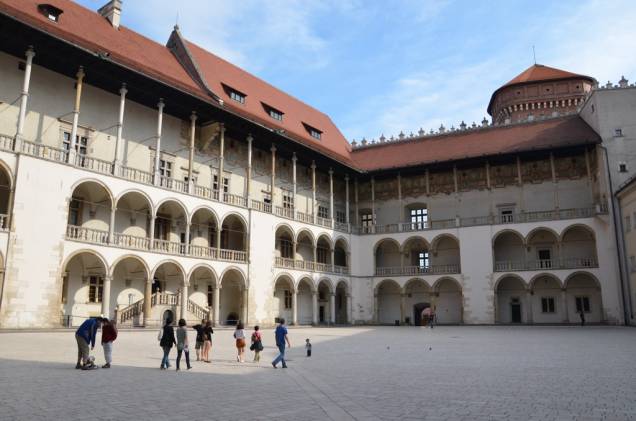 O pátio renascentista do castelo Wawel, em Cracóvia, é um dos mais bem acabados exemplos da arquitetura polonesa no século 16. O pátio renascentista do castelo Wawel, em Cracóvia, é um dos mais bem acabados exemplos da arquitetura polonesa no século 16.