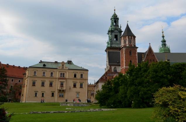 O castelo Wawel, em Cracóvia, possui diversas estruturas independentes, como a bela catedral, que contém diversas capelas laterais e guarda os restos de reis e nobres poloneses O castelo Wawel, em Cracóvia, possui diversas estruturas independentes, como a bela catedral, que contém diversas capelas laterais e guarda os restos de reis e nobres poloneses