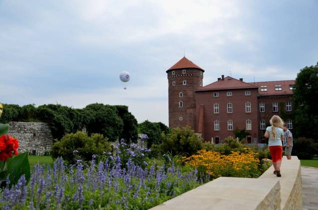 O Castelo Wawel é uma das principais atrações turísticas de Cracóvia, com jardins agradáveis, a bela catedral e uma visita imperdível aos aposentos reais O Castelo Wawel é uma das principais atrações turísticas de Cracóvia, com jardins agradáveis, a bela catedral e uma visita imperdível aos aposentos reais
