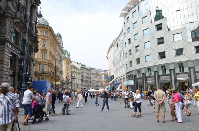 Pode não ser um dos principais destinos de interessados em fazer uma faculdade na Europa, mas <a href="https://viajeaqui.abril.com.br/cidades/austria-viena" rel="Viena" target="_blank"><strong>Viena</strong></a> além de reconhecida pela elevada qualidade de vida tem uma das menores taxas de mensalidades para estudantes estrangeiros. No critério, obteve 62 pontos de 100.<br /> <br /> Com apenas duas instituições na QS World University Rankings (Universität Wien e Technische Universität Wien) a cidade pode não conseguir competir com Londres, mas é uma ótima opção.<br /> <br /> (Na foto, o bulevard Kärntner, no coração de Viena, uma das ruas comerciais mais bonitas da Europa Central) Pode não ser um dos principais destinos de interessados em fazer uma faculdade na Europa, mas <a href="https://viajeaqui.abril.com.br/cidades/austria-viena" rel="Viena" target="_blank"><strong>Viena</strong></a> além de reconhecida pela elevada qualidade de vida tem uma das menores taxas de mensalidades para estudantes estrangeiros. No critério, obteve 62 pontos de 100.<br /> <br /> Com apenas duas instituições na QS World University Rankings (Universität Wien e Technische Universität Wien) a cidade pode não conseguir competir com Londres, mas é uma ótima opção.<br /> <br /> (Na foto, o bulevard Kärntner, no coração de Viena, uma das ruas comerciais mais bonitas da Europa Central)