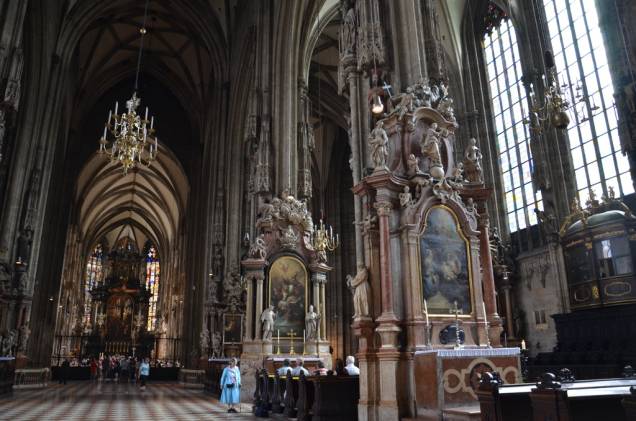 A Catedral de Santo Estevão domina o centro de Viena. Seus altares e capelas góticos e suas grandes dimensões verticais fazem dela um dos mais poderoso ícones da capital austríaca