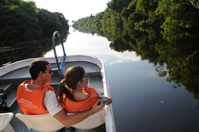 Turistas no passeio do Iberostar Grand Amazon, cruzeiro que percurem o Rio Negro e Solimões, Amazonas Turistas no passeio do Iberostar Grand Amazon, cruzeiro que percurem o Rio Negro e Solimões, Amazonas