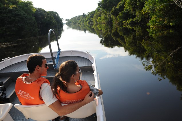 Turistas no passeio do Iberostar Grand Amazon, cruzeiro que percurem o Rio Negro e Solimões, Amazonas