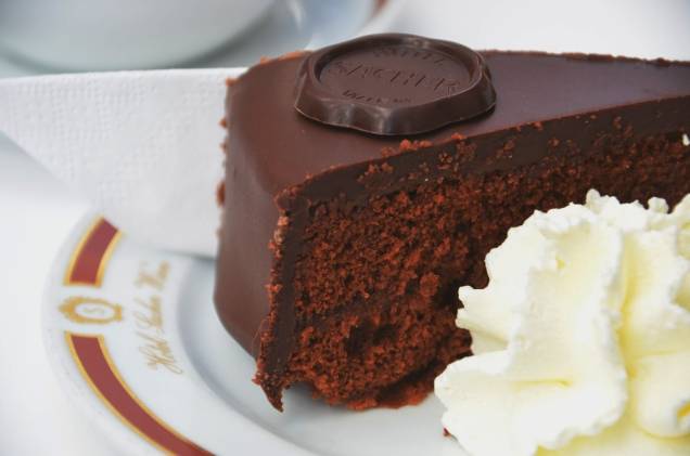 A torta de chocolate do hotel Sacher é um dos símbolos gastronômicos de Viena e programa obrigatório na agenda de muitos turistas