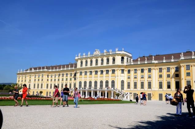 O Schönbrunn serviu como residência do imperador Franz Joseph I e sua esposa Sissi, um dos mais emblemáticos casais reais da virada do século 19 para 20. Parte de seus aposentos estão preservados tal como deixados por eles