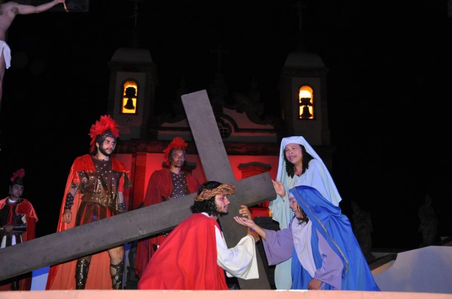 Tal como nas esculturas talhadas por Aleijadinho, a Paixão de Cristo também é dramatizada durante a Semana Santa, em Congonhas