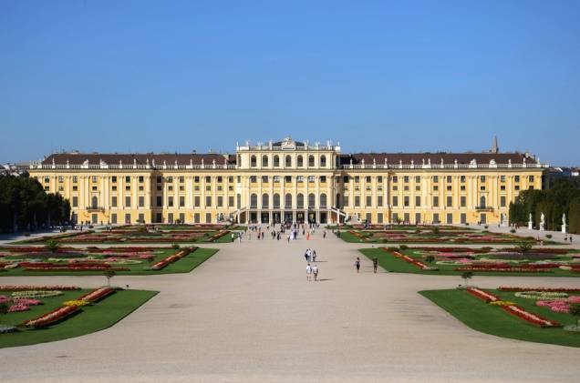 Das origens razoavelmente simples no século 16 aos mais de mil aposentos rococó de Maria Teresa Habsburgo, o Schönbrunn foi o centro do poderoso Império Austro-Húngaro