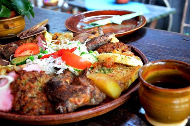 Pratos com carnes de coelho e faisão e panquecas de batata são comuns em países do centro-leste europeu. Acompanhados de vinho de mel, o <em>mead</em>, são uma refeição completa e bem calórica Pratos com carnes de coelho e faisão e panquecas de batata são comuns em países do centro-leste europeu. Acompanhados de vinho de mel, o <em>mead</em>, são uma refeição completa e bem calórica