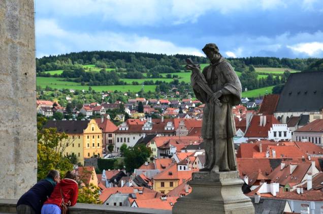 Cesky Krumlov possui um castelo medieval desproporcionalmente grande em relação ao tamanho da cidade. As vistas a partir dele, sobre o centro histórico, são arrebatadoras Cesky Krumlov possui um castelo medieval desproporcionalmente grande em relação ao tamanho da cidade. As vistas a partir dele, sobre o centro histórico, são arrebatadoras