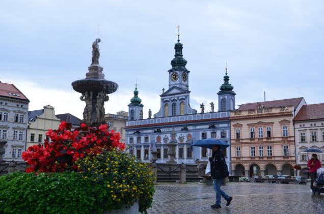 A ampla praça Přemysl Otakar II é a principal de Ceske Budejovice e boa parte da vida cívica e comercial da cidade gira em torno dela