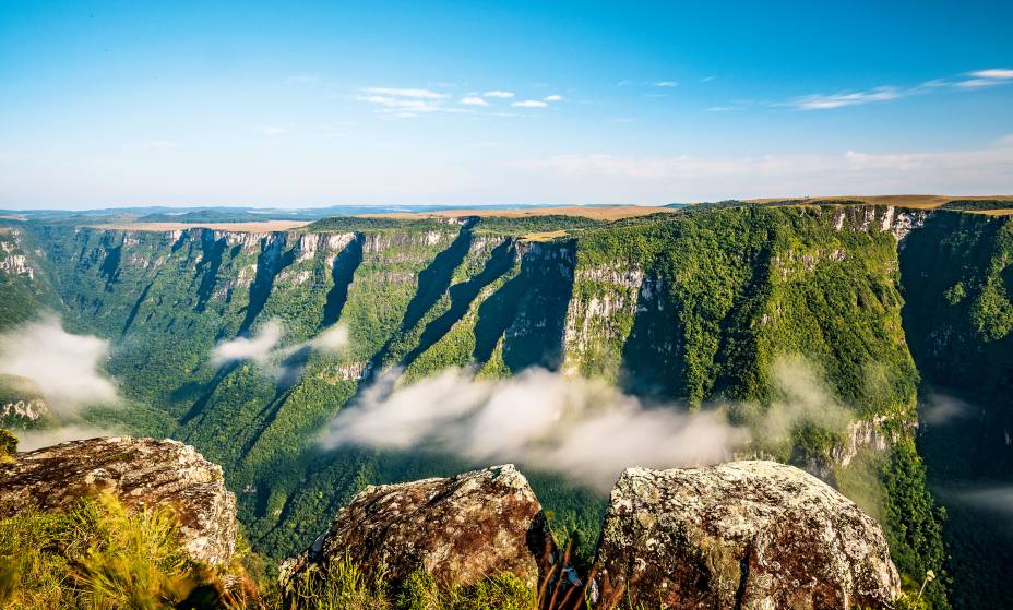 3. <a href="https://viajeaqui.abril.com.br/estabelecimentos/br-rs-cambara-do-sul-atracao-parque-nacional-da-serra-geral" rel="Parque Nacional da Serra Geral" target="_blank">Parque Nacional da Serra Geral</a>    Para onde quer que se olhe, veem-se paredões cobertos de vegetação, alguns chegando a 700 metros de altura. E, no meio deles, surgem cânions – o mais famoso é o da Fortaleza –, rios e trilhas. Localizado na divisa de Santa Catarina e Rio Grande do Sul, o Parque Nacional da Serra Geral  fica ainda mais mágico à tarde, quando a cerração faz com que as muralhas pareçam flutuar entre as nuvens. Dib conseguiu esta foto durante um trabalho feito em parceria com a Associação das Empresas de Ecoturismo e Turismo de Aventura (Abeta)