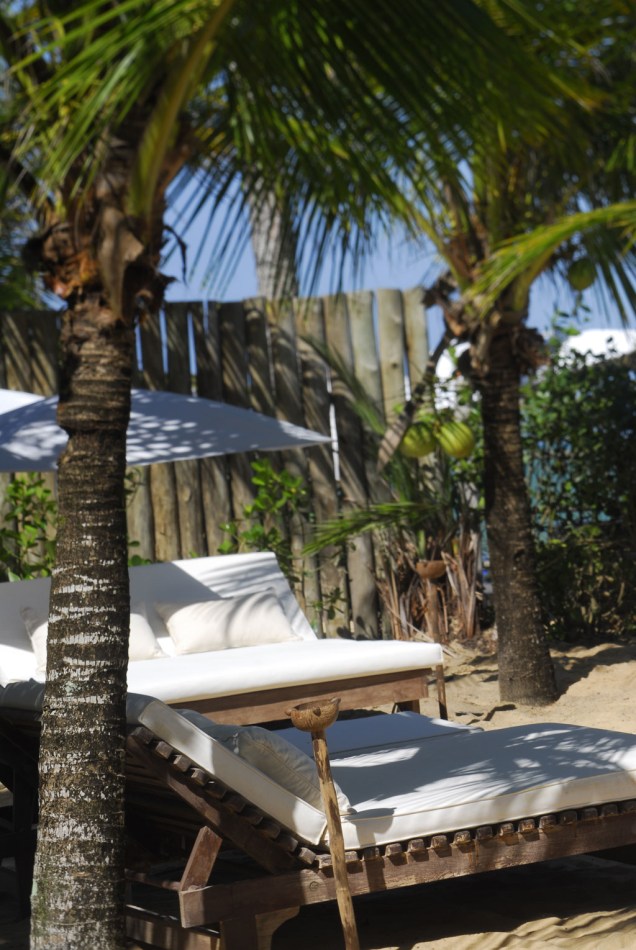 O charmoso lounge na areia, de frente para a Praia do Rio Verde