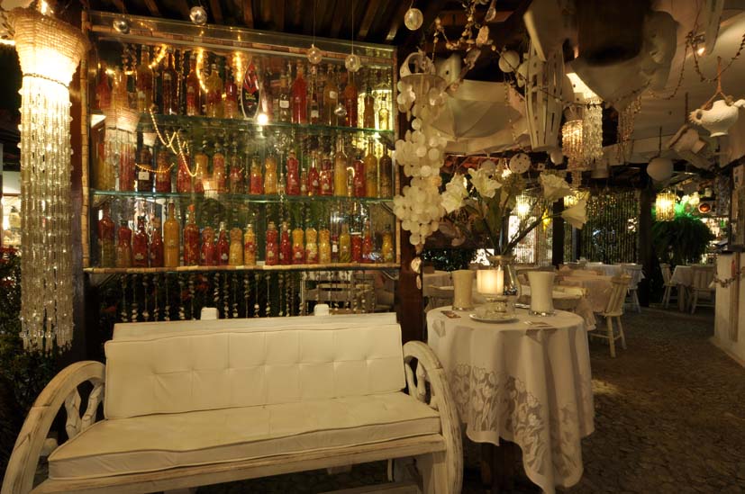 Ambiente do Restaurante Domingos, em Porto de Galinhas, Pernambuco.