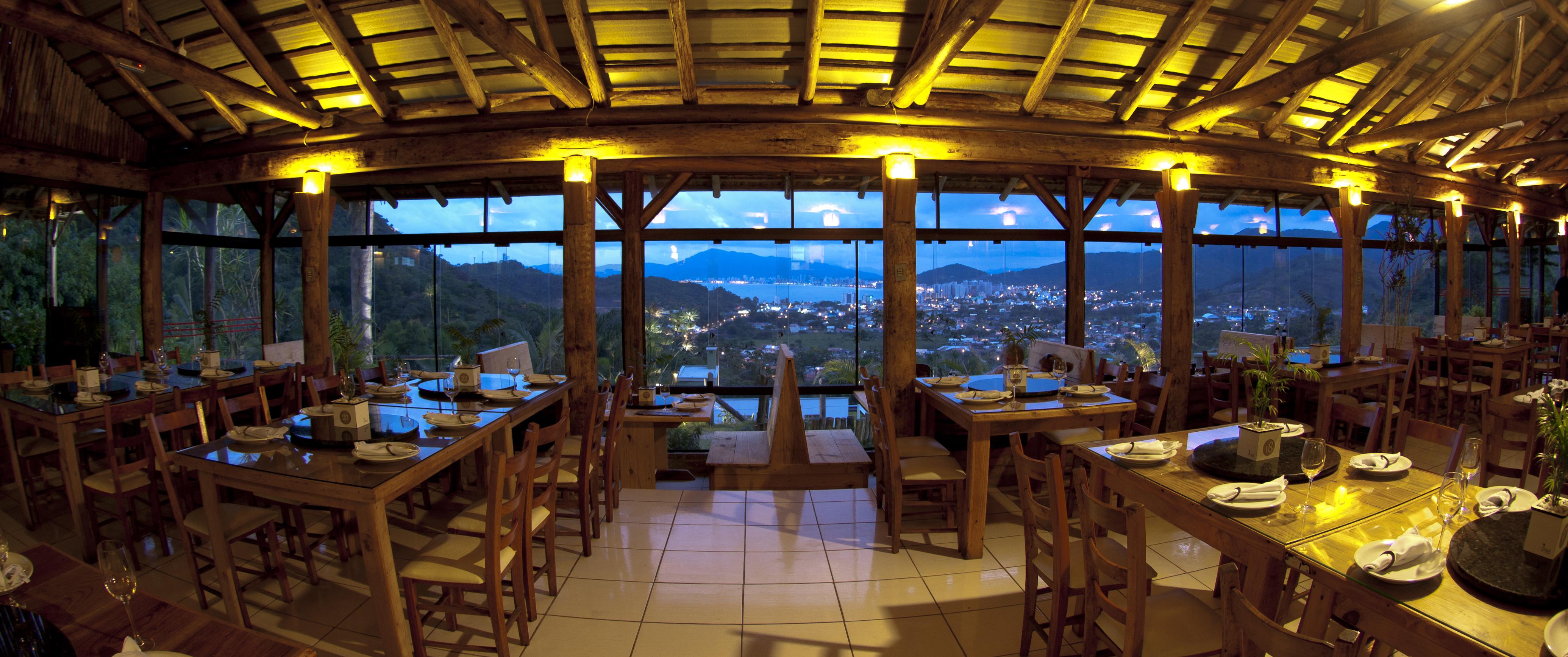 Interior do Restaurante Indaiá de Itapema, Santa Catarina