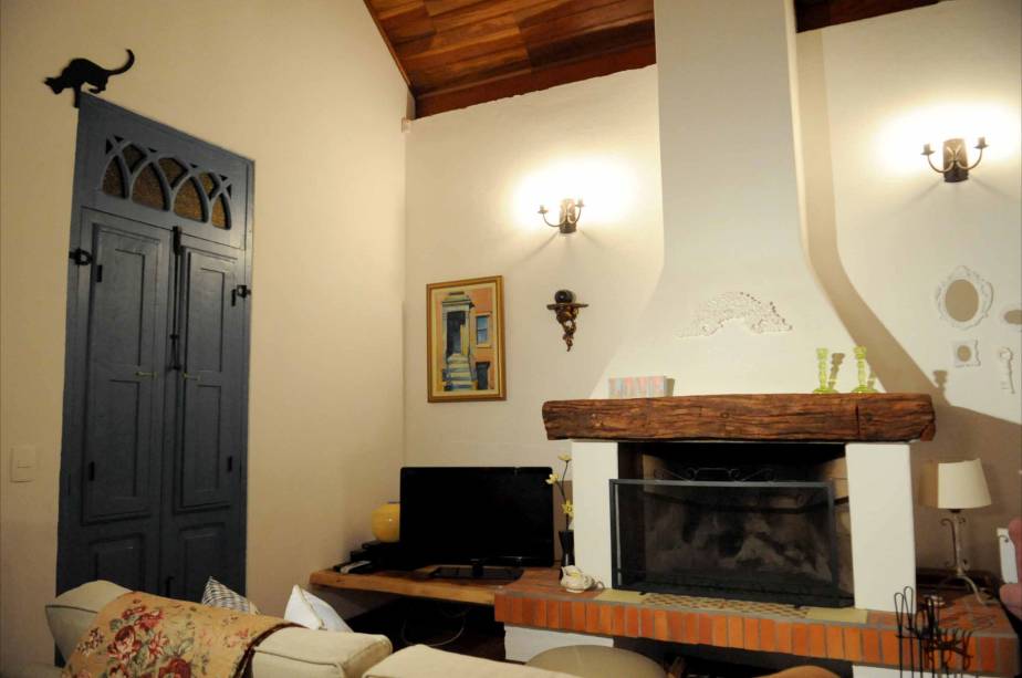 Objetos de antiquário decoram os chalés da Pousada Provence Cottage, em Monte Verde, Minas Gerais
