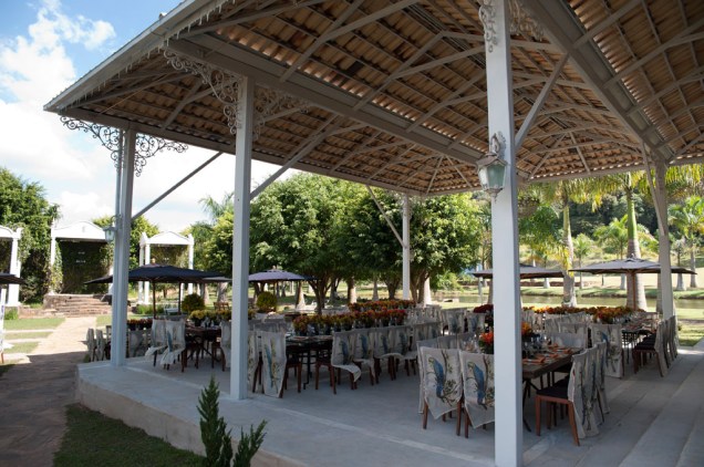 As mesas são arrumadas aos sábados para receber quem deseja provar o Leitão do Luiz Ney, na Pousada Villa Paolucci, em Tiradentes