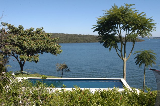 Restaurante Aquavit, em Brasília, tem piscina na varanda de frente para o rio