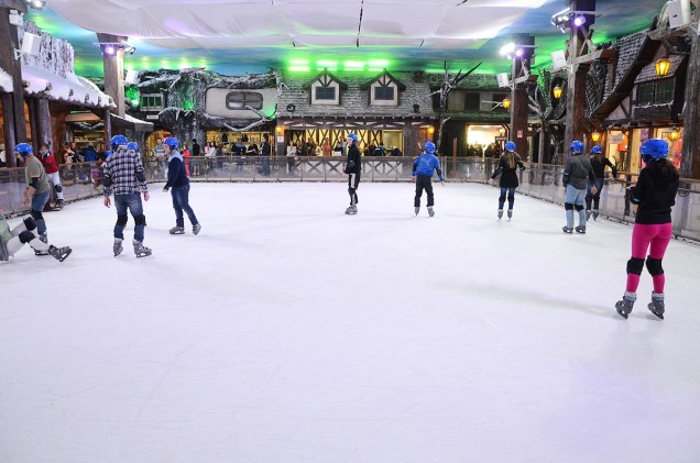 A pista de patinação no gelo é uma das atrações geladas do Snowland em Gramado (RS)