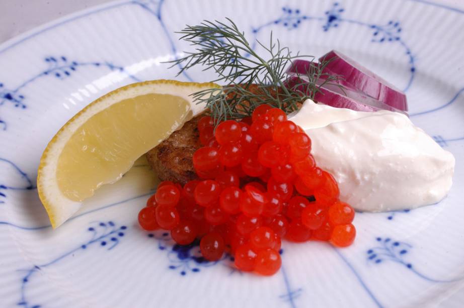 Prato do Aquavit, Blinis é feito de farinha sarracena e servido com ovas de salmão e sous cream, dill e limão siciliano