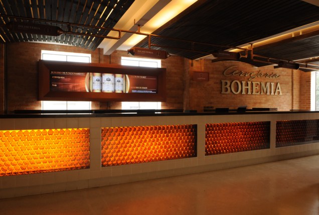 Balcão de entrada da Cervejaria Bohemia, em Petrópolis (RJ)