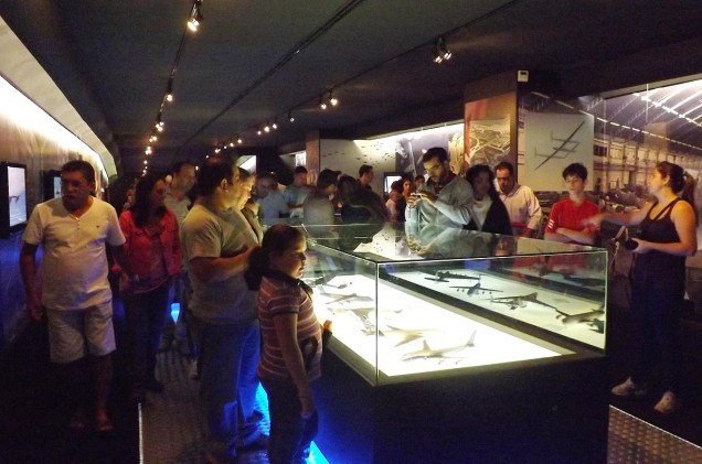 Sala de exposição do museu expõe a história da aviação com painéis interativos