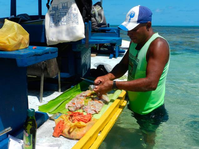 Além de barqueiro, Dodô também prepara um peixe na folha de bananeira pra lá de bom