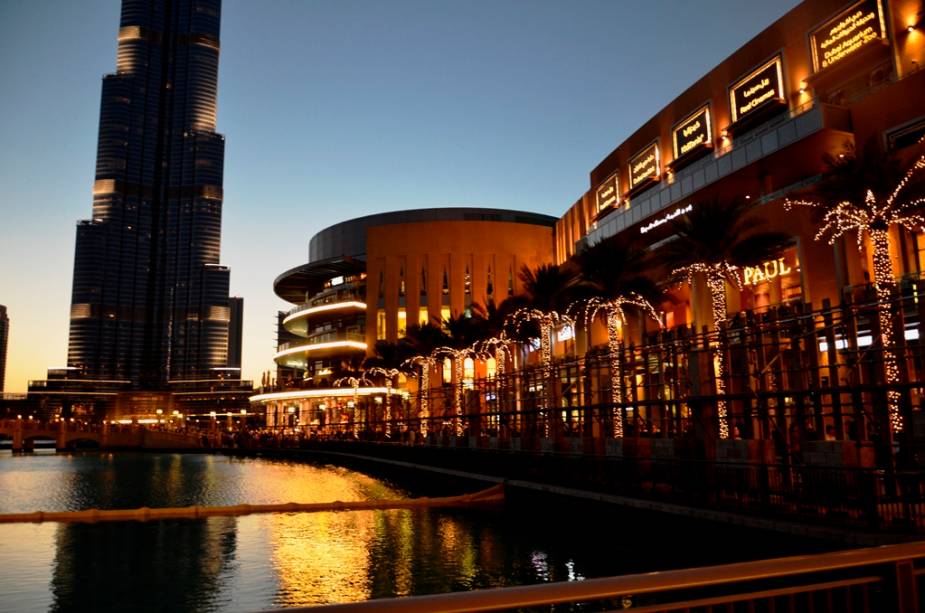 Gigantes lado a lado: o maior shopping do mundo, o Dubai Mall, e (apenas a base) do mais edifício do planeta, o Burj Khalifa