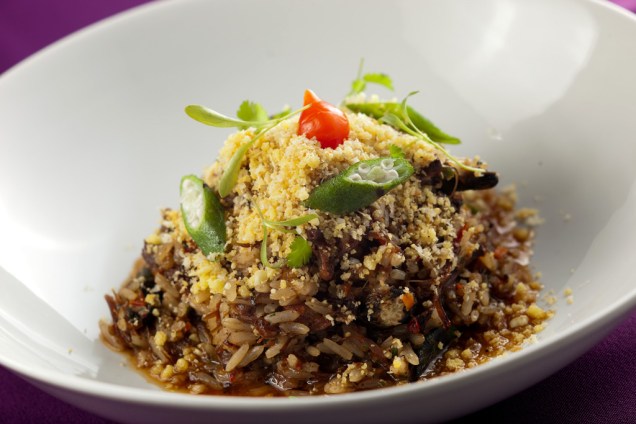 O arroz de rabada com quiabo e farofa de farinha d água é uma das opções de prato principal na casa estrelada <a href="https://viajeaqui.abril.com.br/estabelecimentos/br-sp-sao-paulo-restaurante-dui" rel="Dui"><strong>Dui</strong></a>, na Restaurant Week de São Paulo