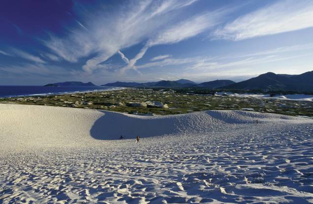 <strong>4. <a href="https://viajeaqui.abril.com.br/cidades/br-sc-florianopolis" rel="Florianópolis (SC)" target="_blank">Florianópolis (SC)</a></strong> As dunas são uma das maiores atrações turísticas de <a href="https://viajeaqui.abril.com.br/cidades/br-sc-florianopolis" rel="Florianópolis" target="_self">Florianópolis</a>. As que ficam entre a Praia da Joaquina e a Lagoa da Conceição recebem praticantes de sandboard, o “surfe de areia”. Além dela, uma menor, entre as praias dos Ingleses e Santinho, é muito procurada por turistas. Nas praias do Campeche, Armação e Pântano do Sul existem pequenas formações que dão charme às praias catarinenses <strong>4. <a href="https://viajeaqui.abril.com.br/cidades/br-sc-florianopolis" rel="Florianópolis (SC)" target="_blank">Florianópolis (SC)</a></strong> As dunas são uma das maiores atrações turísticas de <a href="https://viajeaqui.abril.com.br/cidades/br-sc-florianopolis" rel="Florianópolis" target="_self">Florianópolis</a>. As que ficam entre a Praia da Joaquina e a Lagoa da Conceição recebem praticantes de sandboard, o “surfe de areia”. Além dela, uma menor, entre as praias dos Ingleses e Santinho, é muito procurada por turistas. Nas praias do Campeche, Armação e Pântano do Sul existem pequenas formações que dão charme às praias catarinenses