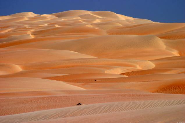 <strong>13. Areia Branca (RN)</strong>Assim como o próprio nome indica, a cidade de Areia Branca é conhecida pelas suas praias e dunas branquinhas. No entanto, a duna mais famosa é Duna do Rosado, que tem cerca de 10 quilômetros quadrados de extensão e possui vários tons de rosa nas suas areias. O local lembra um deserto e serviu de locação para algumas cenas da novela <em>O Clone</em>, se passando por Marrocos. Além disso, na cidade encontra-se a Ponta do Mel, único lugar do mundo onde o sertão encontra o mar. Esta região é lembrada pela sua massiva produção de sal, a qual rendeu o apelido de "Terra do Sal"<strong><a href="https://viajeaqui.abril.com.br/materias/atracoes-em-natal-rn" rel="+ BLabla" target="_blank">+ Fotos: 15 atrações em Natal e no litoral do Rio Grande do Norte</a></strong> <strong>13. Areia Branca (RN)</strong>Assim como o próprio nome indica, a cidade de Areia Branca é conhecida pelas suas praias e dunas branquinhas. No entanto, a duna mais famosa é Duna do Rosado, que tem cerca de 10 quilômetros quadrados de extensão e possui vários tons de rosa nas suas areias. O local lembra um deserto e serviu de locação para algumas cenas da novela <em>O Clone</em>, se passando por Marrocos. Além disso, na cidade encontra-se a Ponta do Mel, único lugar do mundo onde o sertão encontra o mar. Esta região é lembrada pela sua massiva produção de sal, a qual rendeu o apelido de "Terra do Sal"<strong><a href="https://viajeaqui.abril.com.br/materias/atracoes-em-natal-rn" rel="+ BLabla" target="_blank">+ Fotos: 15 atrações em Natal e no litoral do Rio Grande do Norte</a></strong>