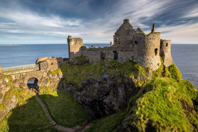 O Castelo de Dunluce, em Antrim, na Irlanda do Norte, reúne amplas e belas ruínas à beira de um precipício. Ele pode ser acessado através de uma ponte, nas proximidades de Bushmills