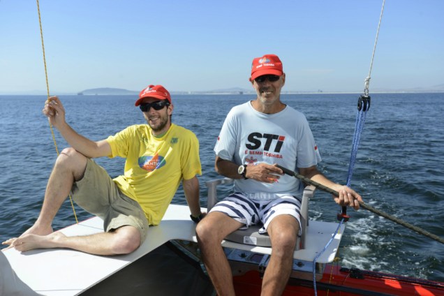 Beto Pandiani <em>(à direita), </em>Igor Bely e o catamarã Picolé durante os treinos para a Travessia do Atlântico. Baleias-francas-austrais nadavam logo ali 
