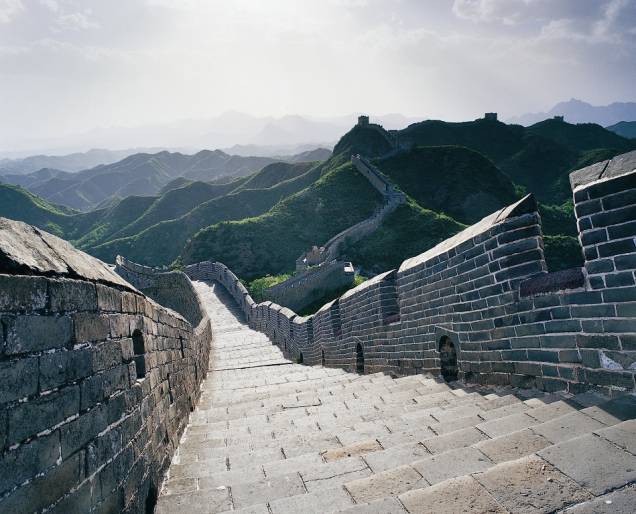 A Muralha da China pode ser visitada em diversos trechos próximos a Pequim, como em Badalin, Simantai, Huanghua e Mutianyu. Algumas partes dos muros foram toscamente reconstruídos, enquanto que outros estão em deplorável estado de conservação, mas de qualquer forma não deixa de ser um passeio com vistas impressionantes