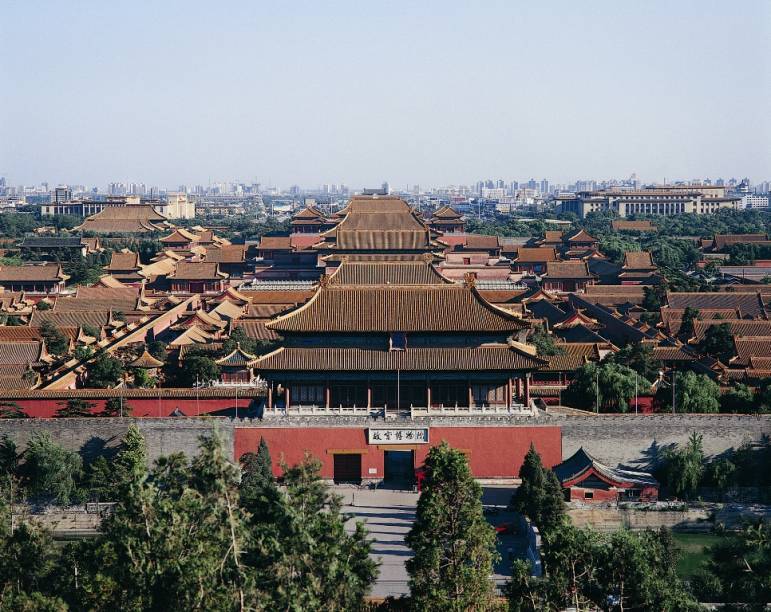 Vista geral da <a href="https://viajeaqui.abril.com.br/estabelecimentos/china-pequim-beijing-atracao-cidade-proibida" rel="Cidade Proibida" target="_blank">Cidade Proibida</a>, o amplo complexo palaciano que servia de residência para os imperadores chineses em <a href="https://viajeaqui.abril.com.br/cidades/china-pequim-beijing" rel="Pequim" target="_blank">Pequim</a>. Com 720 mil m² e quase mil edifícios, é um verdadeiro labirinto de jardins, pátios e corredores e pode tomar um dia inteiro de visita