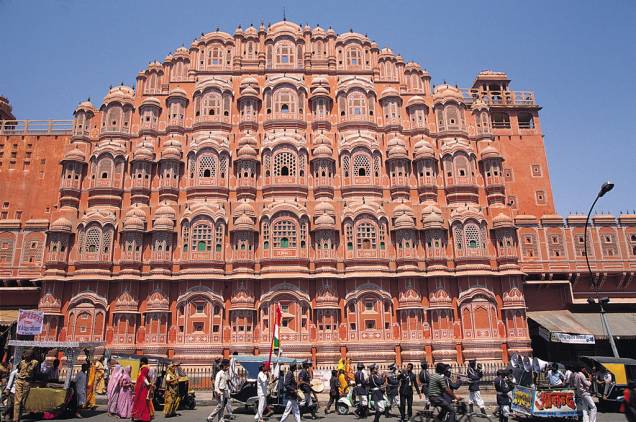 Hawa Mahal, o Palácio dos Ventos de Jaipur, de onde as mulheres da elite podiam ver o movimento das ruas sem serem notadas Hawa Mahal, o Palácio dos Ventos de Jaipur, de onde as mulheres da elite podiam ver o movimento das ruas sem serem notadas