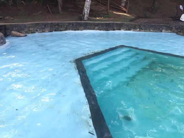 O resort não realiza mais a manutenção das piscinas e não há limpeza O resort não realiza mais a manutenção das piscinas e não há limpeza
