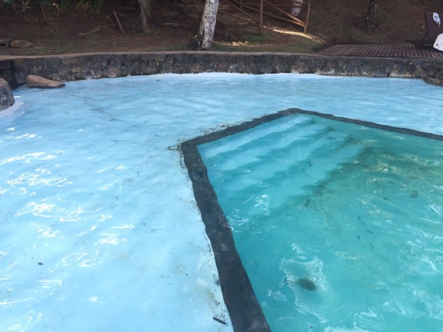O resort não realiza mais a manutenção das piscinas e não há limpeza