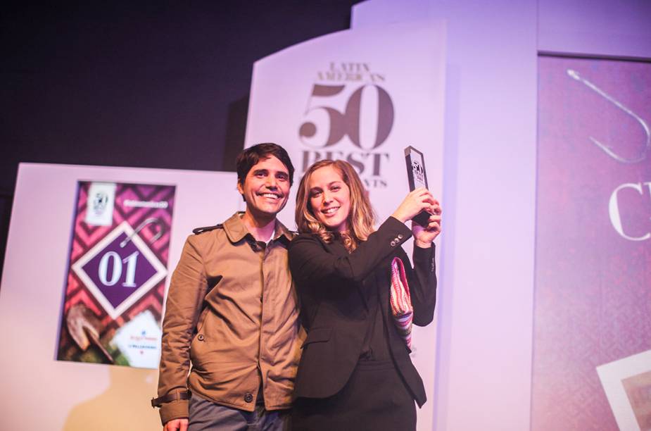 Virgilio Martínez, proprietário do grande vencedor, o Central, recebe o prêmio de melhor restaurante da América Latina ao lado da sua chefe, Pia Leon Virgilio Martínez, proprietário do grande vencedor, o Central, recebe o prêmio de melhor restaurante da América Latina ao lado da sua chefe, Pia Leon