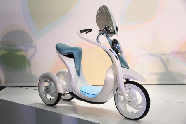 O EC-Miu mais parece um patinete futurístico, mas o protótipo da Yamaha com duas rodas traseiras é um scooter elétrico com garfo de formas orgânicas e muita tecnologia
