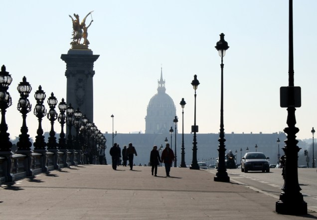 <a href="https://viajeaqui.abril.com.br/cidades/franca-paris" rel="Paris, França"><strong>Paris, França</strong></a> - Caminhar por Paris é uma das formas mais interessantes para quem quer conhecer melhor a cidade e seu modo de vida, com a vantagem de que muitos pontos turísticos estão próximos, como o Museu do Louvre, o Place de la Concorde e o Arco do Triunfo. Por toda a cidade, há estações de aluguel de bicicletas - programa público exportado para o mundo - e, mais recentemente, já é possível contar com um sistema de compartilhamento de carro elétrico, o Autolib. Na foto, o Palácio dos Inválidos