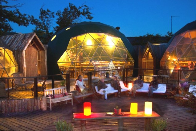 As tendas centrais do EcoCamp servem como espaçosas áreas onde os viajantes fazem as refeições e podem bater papo