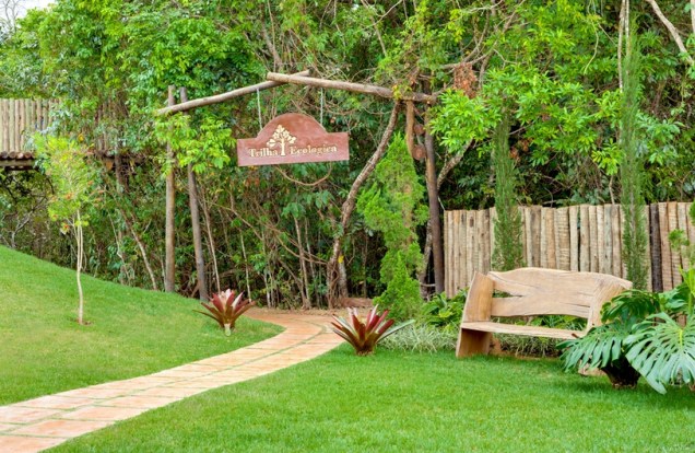 Acesso à trilha ecológica do Ecologic Ville Resort & Spa, em Caldas Novas, Goiás. Na trilha, é comum ver macaquinhos
