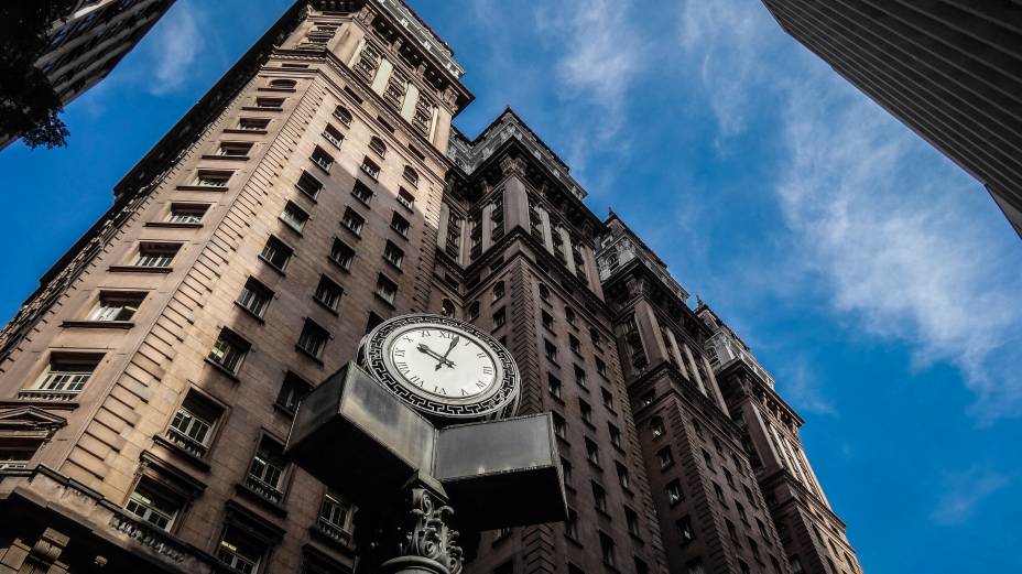 <strong>9. <a href="https://viajeaqui.abril.com.br/estabelecimentos/br-sp-sao-paulo-atracao-mirantes" rel="Edifício Martinelli" target="_blank">Edifício Martinelli</a></strong> <em>(Rua Líbero Badaró, 504)</em> Já foi considerado um dos prédios mais altos do mundo até 1936. Hoje é um dos mirantes mais famosos de São Paulo e proporciona uma vista privilegiada ao Centro Histórico da Cidade. (Segunda a sexta das 9h30 às 11h30 e 14h às 16h, sábados e domingos das 9h às 13h) <strong>9. <a href="https://viajeaqui.abril.com.br/estabelecimentos/br-sp-sao-paulo-atracao-mirantes" rel="Edifício Martinelli" target="_blank">Edifício Martinelli</a></strong> <em>(Rua Líbero Badaró, 504)</em> Já foi considerado um dos prédios mais altos do mundo até 1936. Hoje é um dos mirantes mais famosos de São Paulo e proporciona uma vista privilegiada ao Centro Histórico da Cidade. (Segunda a sexta das 9h30 às 11h30 e 14h às 16h, sábados e domingos das 9h às 13h)