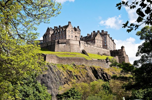Uma das principais atrações de Edimburgo, na Escócia, é o Castelo que fica no alto da cidade e pode ser visto de vários pontos da capital    <strong>Leia mais: <a href="https://viajeaqui.abril.com.br/materias/cinco-atracoes-em-edimburgo-na-escocia-que-irao-agucar-seus-sentidos" rel="cinco atividades em Edimburgo que vão aguçar seus sentidos" target="_blank">cinco atividades em Edimburgo que vão aguçar seus sentidos</a></strong>
