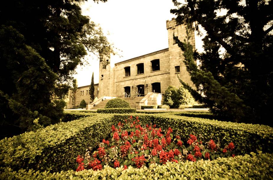 Jardim na frente do restaurante Château Lacave, 