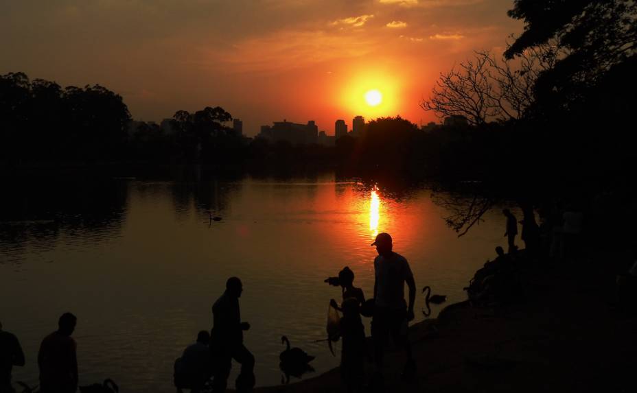 Reflexo do p&ocirc;r do sol no lago do <a href="https://viajeaqui.abril.com.br/estabelecimentos/br-sp-sao-paulo-atracao-parque-do-ibirapuera" rel="Parque do Ibirapuera" target="_blank">Parque do Ibirapuera</a>, em <a href="https://viajeaqui.abril.com.br/cidades/br-sp-sao-paulo" rel="S&atilde;o Paulo" target="_blank">S&atilde;o Paulo</a> (<a href="https://viajeaqui.abril.com.br/estados/br-sao-paulo" rel="SP" target="_blank">SP</a>)