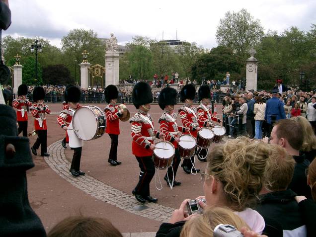 A troca da guarda no Palácio de Buckingham é um dos muitos eventos que fazem a alegria dos turistas em Londres