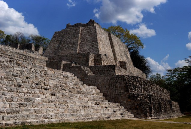 <strong>Edzná</strong><br />A cidade teve forte influência regional e manteve relações de poder com vizinhas ilustres como as arqui-inimigas Calakmul e Tikal. Além disso, contou também com um engenhoso sistema de canais para captação e distribuição de águas. Foi habitada até 1450